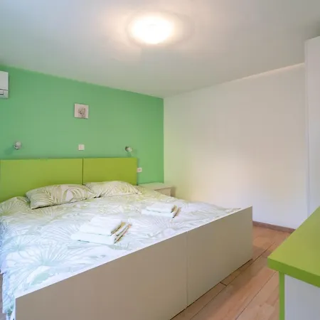 Apartment Fly Split Exterior photo