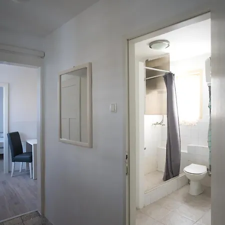Apartment Fly Split Exterior photo