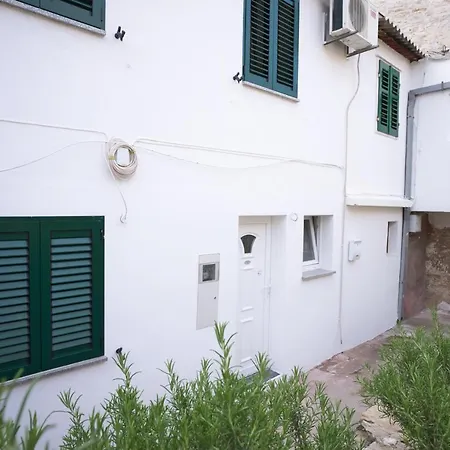 Apartment Fly Split Exterior photo